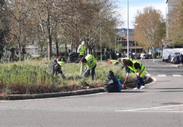 Gruppo di volontari "AMOzzano e me ne prendo cura" in azione