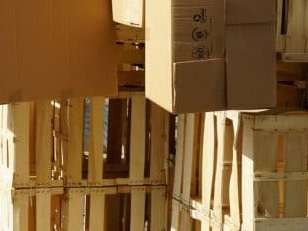 Il servizio di ritiro bancali in lengo (pallets) e cartoni viene effettuato su richiesta dell'azienda