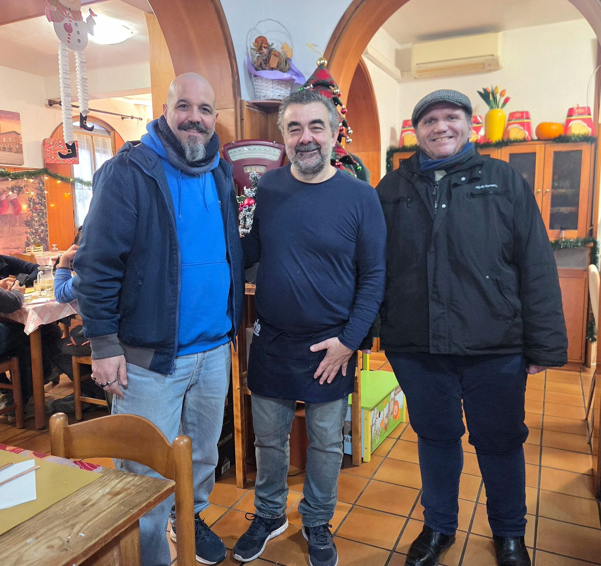 Da sx: Assessore al Welfare (Catrini), titolare Trattoria Da Carlo aps, Sindaco (Lelli)