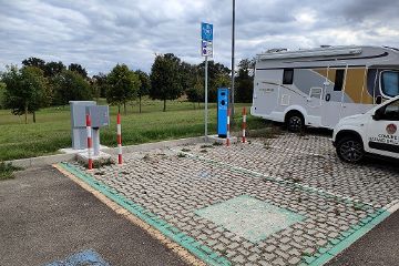 La nuova postazione di ricarica elettrica installata in via Enrico Fermi, a ridosso del Parco donatori sangue