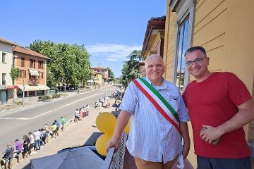 Il Sindaco Lelli e l'Assessore Di Oto (domenica 30 giugno) in attesa del passaggio del Tour sulla via Emilia