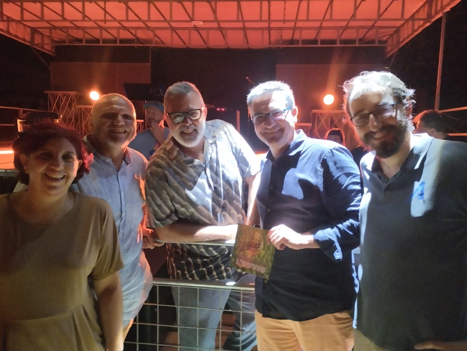 Al termine dello show case, sotto al palco di Villa Maccaferri.
 Da sinistra: il Sindaco Luca Lelli, l'artista Frankie hi-nrg, l'Assessore alla Cultura Matteo Di Oto e il presidente di Pro Loco Ozzano Federico Auriglia