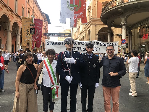 La delegazione degli amministratori ozzanesi in via Indipendenza per la commemorazione della strage del 2 agosto 1980.
Da sinistra: Alessia Cuomo, Mariangela Corrado, agenti di Polizia locale e Matteo Di Oto