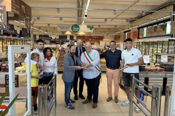Inaugurato il CONAD Ozzano nella nuova struttura. Al centro: il gestore Guglielmo Zerbinati, Paltrinieri (responsabile Conad - Area Nord ovest), Sindaco Luca Lelli, Assessore Matteo Di Oto