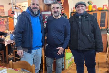 Da sx: Assessore al Welfare (Catrini), titolare Trattoria Da Carlo aps, Sindaco (Lelli)