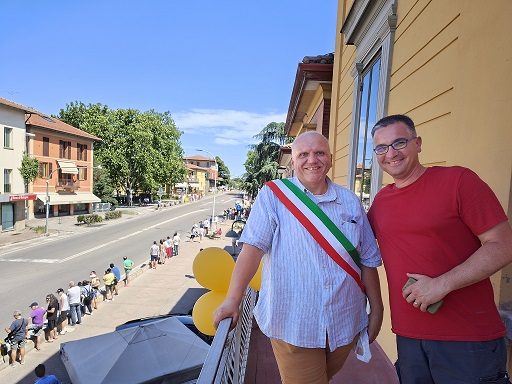 Il Sindaco Lelli e l'Assessore Di Oto (domenica 30 giugno) in attesa del passaggio del Tour sulla via Emilia