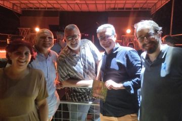 Al termine dello show case, sotto al palco di Villa Maccaferri.
 Da sinistra: il Sindaco Luca Lelli, l'artista Frankie hi-nrg, l'Assessore alla Cultura Matteo Di Oto e il presidente di Pro Loco Ozzano Federico Auriglia