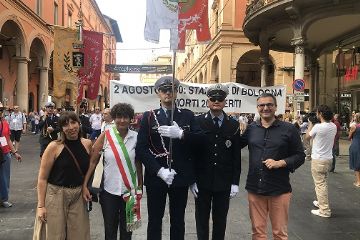 La delegazione degli amministratori ozzanesi in via Indipendenza per la commemorazione della strage del 2 agosto 1980.
Da sinistra: Alessia Cuomo, Mariangela Corrado, agenti di Polizia locale e Matteo Di Oto