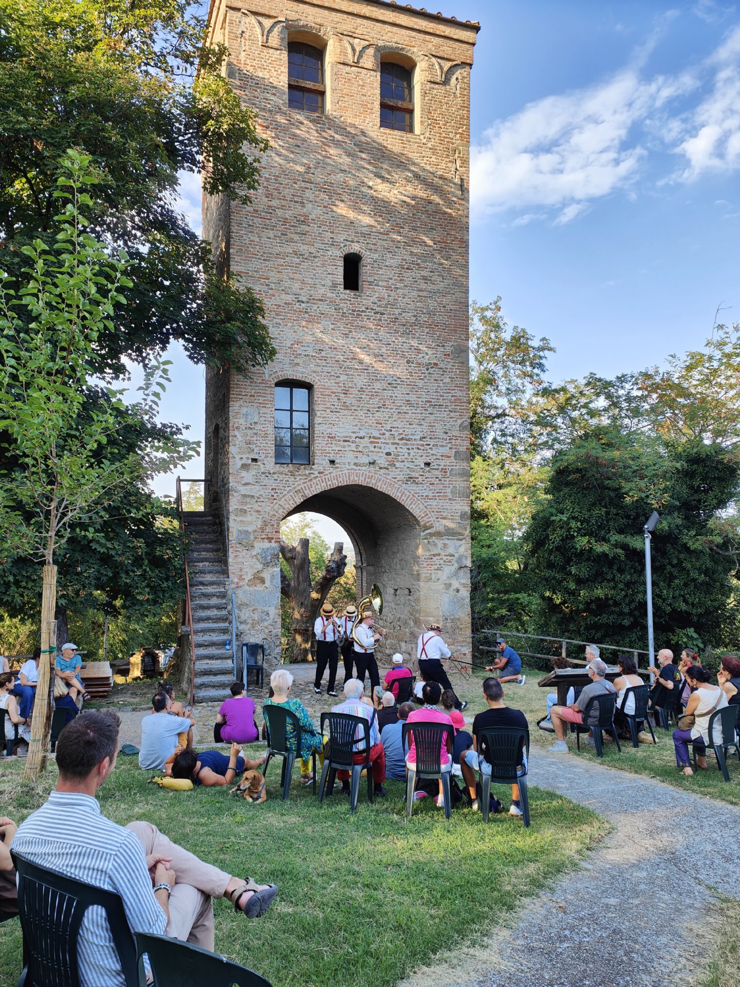 La marching band sotta la torre di San Pietro