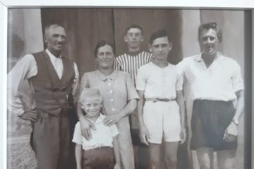 Famiglia Tosi. Da sx: papà Alfonso, mamma Ermelinda Zuppiroli, i figli Angelo Renato, Ruggiero e Romano