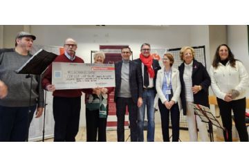 La consegna dell'assegno alla Caritas da parte della CER di Ozzano