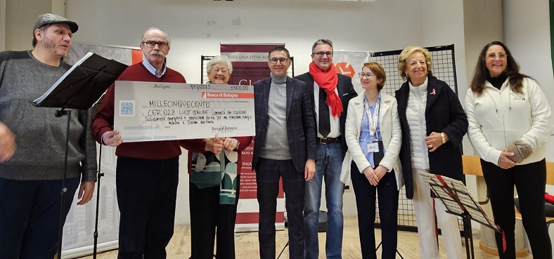 La consegna dell'assegno alla Caritas da parte della CER di Ozzano