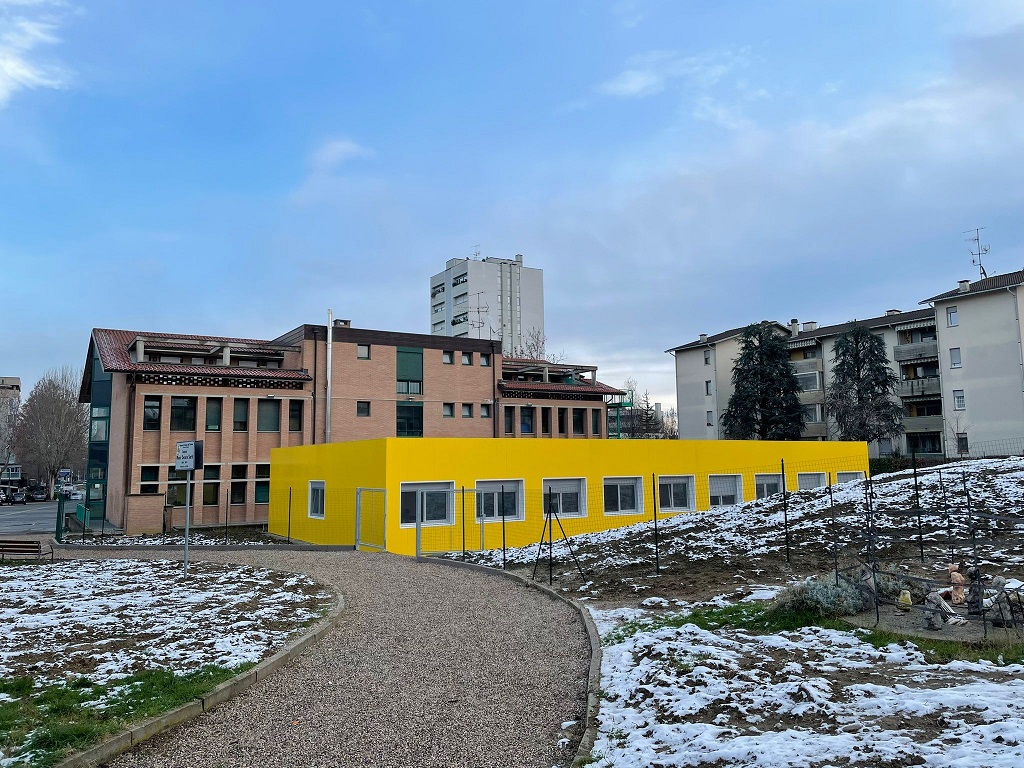 Una foto del Palazzo della Cultura e dei container, dal 18 gennaio 2022, sede della locale scuola media "Panzacchi"
