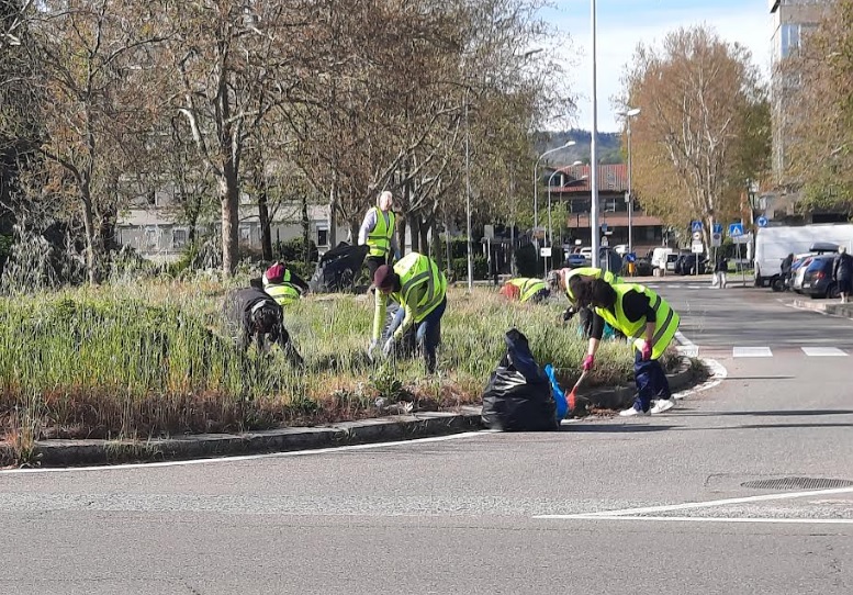 Gruppo di volontari "AMOzzano e me ne prendo cura" in azione