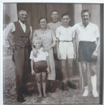 Famiglia Tosi. Da sx: papà Alfonso, mamma Ermelinda Zuppiroli, i figli Angelo Renato, Ruggiero e Romano