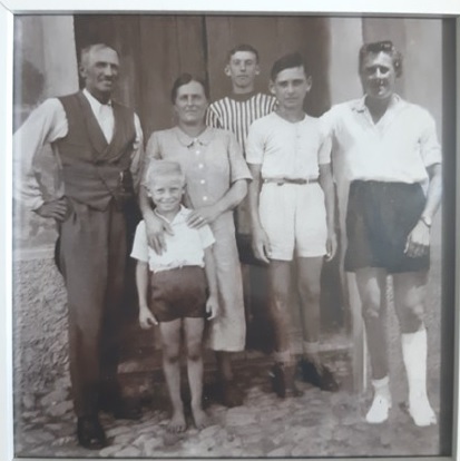 Famiglia Tosi. Da sx: papà Alfonso, mamma Ermelinda Zuppiroli, i figli Angelo Renato, Ruggiero e Romano
