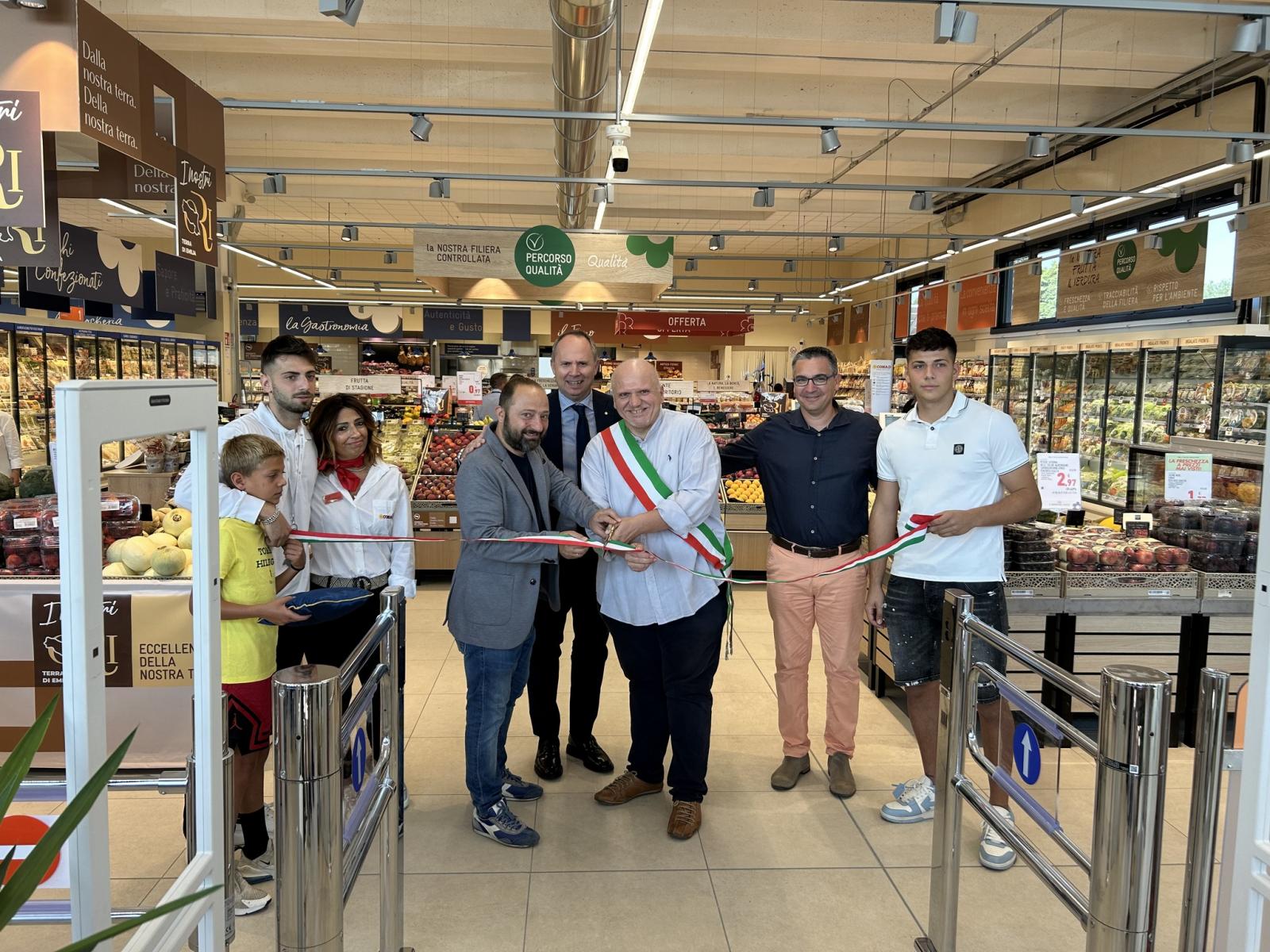 Inaugurato il CONAD Ozzano nella nuova struttura. Al centro: il gestore Guglielmo Zerbinati, Paltrinieri (responsabile Conad - Area Nord ovest), Sindaco Luca Lelli, Assessore Matteo Di Oto
