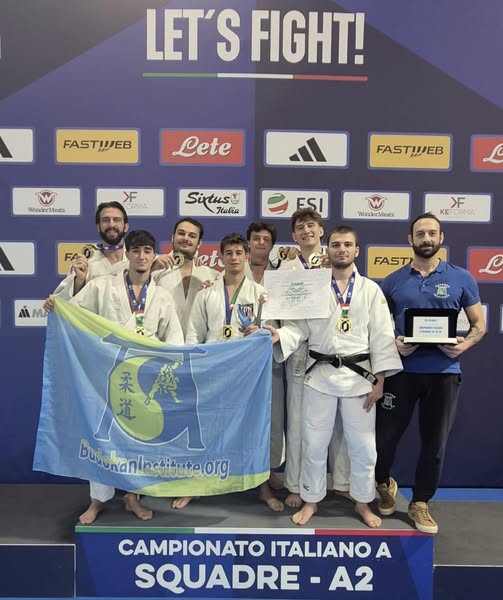 Il Budokan Institute vince il Campionato Italiano a squadre 2024, svoltosi a Roma il 7 dicembre. al centro della foto l'oazzanese Leonardo Cittadini