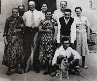 1952- la famiglia Castellari, tra cui Egeo (con il gilet nero) nato in via delle Vigne nel 1935