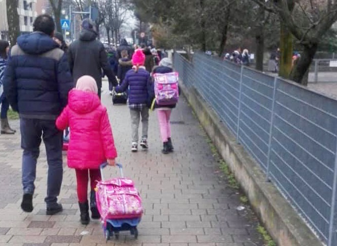 Alunni ozzanesi si recano a scuola