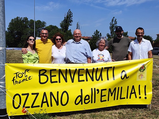 Volontari Pro Loco e Giunta danno il benvenuto al Tour (rotonda via Emilia)