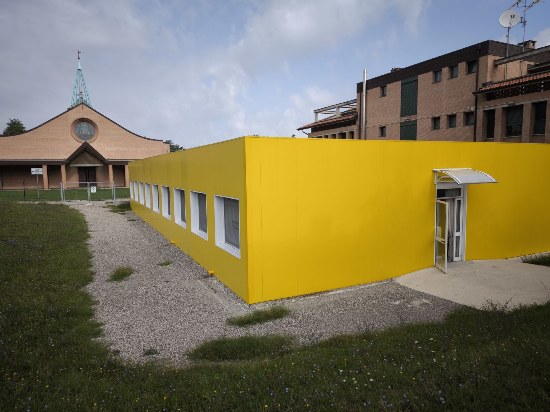 prefabbricati gialli - vista fronte
