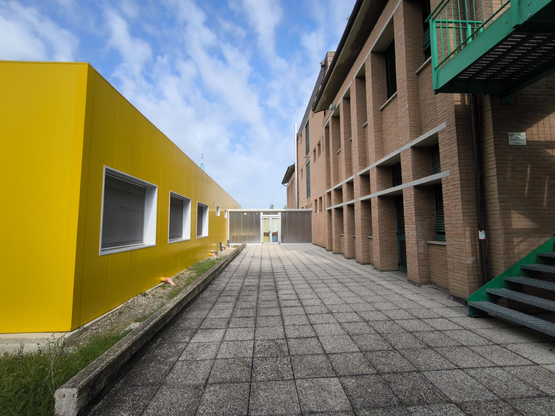 prefabbricati gialli retro