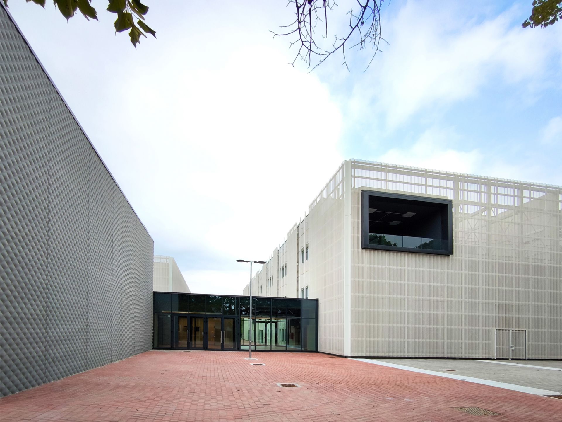 Nuova scuola "E.Panzacchi" - ingresso dalla passeggiata delle scuole_ph Elisa C. Servizio Comunicazione