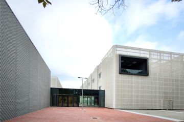 Nuova scuola "E.Panzacchi" - ingresso dalla passeggiata delle scuole_ph Elisa C. Servizio Comunicazione